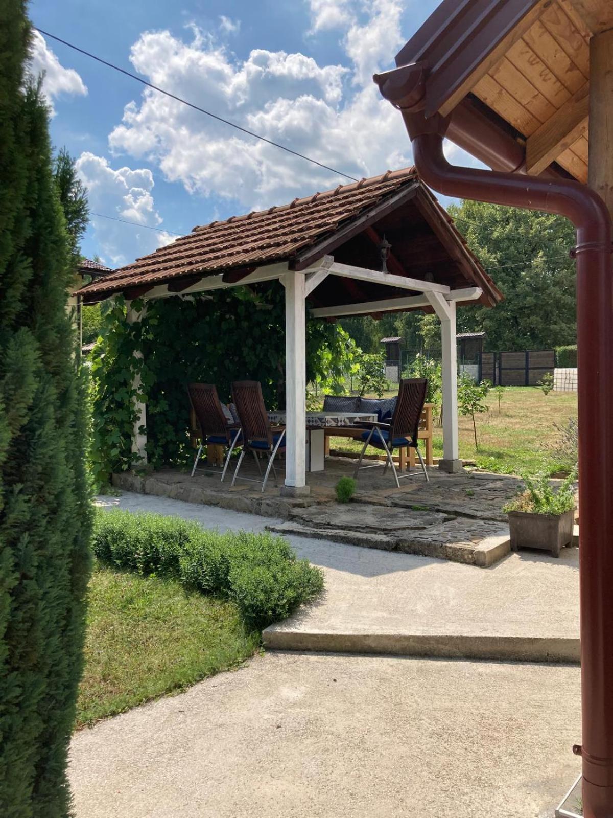 Holiday Home Tunnel Ravne Visoko Eksteriør bilde